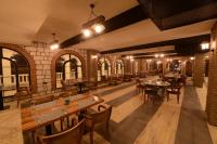 un ristorante con tavoli e sedie in una stanza di RAYMAR HOTELS MARDİN a Mardin