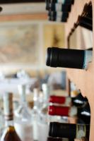 un primo piano di una bottiglia di vino su uno scaffale di Pernice 77 a Sulzano