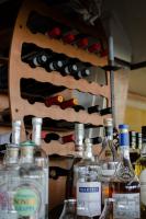 un mucchio di bottiglie di vino su un tavolo di Pernice 77 a Sulzano