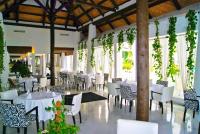 A restaurant or other place to eat at Hotel Suites Albayzin Del Mar