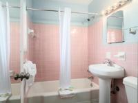 Ein Badezimmer in der Unterkunft South Beach Inn - Cocoa Beach