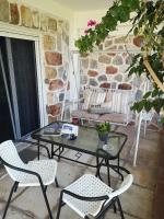 Patio alebo iná vonkajšia časť ubytovania Sea&Sun Glyfada Apartment