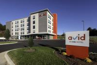 un hotel con una señal de nid frente a un edificio en avid hotel - Staunton by IHG, en Staunton