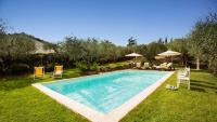 Basen w obiekcie VILLA IL COLLE DI MORIANO 8, Emma Villas lub w pobliżu
