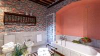 Łazienka w obiekcie VILLA IL COLLE DI MORIANO 8, Emma Villas