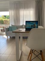 Televízia a/alebo spoločenská miestnosť v ubytovaní Aristotelia Gi Ikies - Olympiada Poolside Retreats