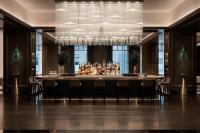 een bar in een restaurant met een grote kroonluchter bij Four Seasons Chicago in Chicago