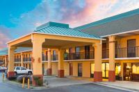 Un hotel con un coche aparcado delante. en Super 8 by Wyndham Orangeburg Near I-26, en Orangeburg
