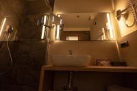 A bathroom at Hotel Capri Bardolino 3S
