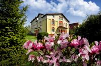 Una casa con flores rosas en el frente. en Алексік, en Truskavets