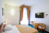 A television and/or entertainment centre at Hotel Capri Bardolino 3S