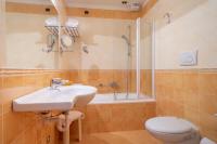 A bathroom at Hotel Capri Bardolino 3S