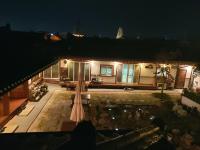 ein Haus mit Sonnenschirm und Pool in der Nacht in der Unterkunft Hanok Raon in Gyeongju