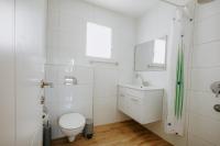 Ein Badezimmer in der Unterkunft אדום 179, דירות נופש