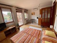 Posteľ alebo postele v izbe v ubytovaní Hellasz Apartman