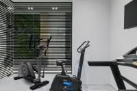 Posilňovňa alebo fitness centrum v ubytovaní Bumblebee Luxury Apartments 2