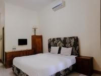 Hotel Mahkota Plengkung by ecommercelokaにあるベッド
