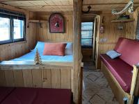 a room with a bed in a log cabin at BATEAU LE VENT DE TRAVERS in Saumur