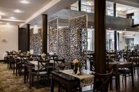Un restaurante con mesas y sillas en una sala. en Krasicki Hotel Resort & Spa, en Świeradów-Zdrój