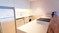 Kuchyň nebo kuchyňský kout v ubytování VACAY Apartamento Aqua, Punta Roma, Frente al mar y piscina, en Costa Brava, L'Escala!