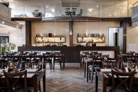 un comedor con mesas y un bar en Krasicki Hotel Resort & Spa, en Świeradów-Zdrój
