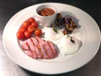 un plato de comida con huevos tomates y judías en The Aberlour Hotel, en Aberlour