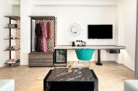 Televízia a/alebo spoločenská miestnosť v ubytovaní Athens Ivy Suites