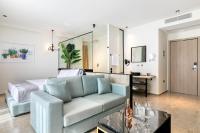 Televízia a/alebo spoločenská miestnosť v ubytovaní Athens Ivy Suites