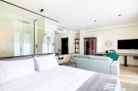 Televízia a/alebo spoločenská miestnosť v ubytovaní Athens Ivy Suites
