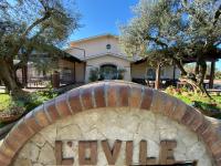 Agriturismo l'Ovile في San Michele: منزل عليه لافتة أمام المبنى