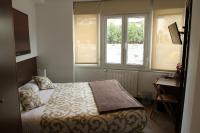 A bed or beds in a room at Pensión Grosen
