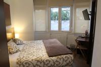 A bed or beds in a room at Pensión Grosen