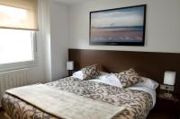 A bed or beds in a room at Pensión Grosen
