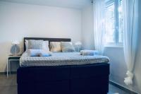 Posteľ alebo postele v izbe v ubytovaní One Bedroom Apt with Garden views - Access to Amazing Rooftop Terrace, Free Parking and Gym on premises