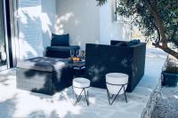 Posedenie v ubytovaní One Bedroom Apt with Garden views - Access to Amazing Rooftop Terrace, Free Parking and Gym on premises