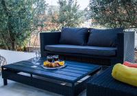 Posedenie v ubytovaní One Bedroom Apt with Garden views - Access to Amazing Rooftop Terrace, Free Parking and Gym on premises