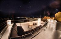 Posedenie v ubytovaní One Bedroom Apt with Garden views - Access to Amazing Rooftop Terrace, Free Parking and Gym on premises