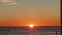 a sunset over the ocean with the sun setting at Rijksmonument Havenzicht, met zeezicht, ligging direct aan zee en centrum in Vlissingen