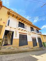 un edificio con dos puertas y una escalera en él en Hotel Mirador de Santa Bárbara, en Socorro
