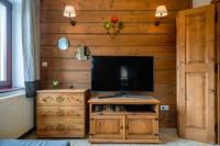 Televízia a/alebo spoločenská miestnosť v ubytovaní Apartament Zielony Blisko Krupówek