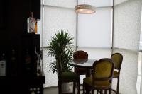 Un comedor con mesa y sillas en Fiori Hotel, en Erbil