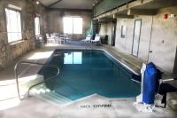 Una piscina con un cartel de no bucear en un edificio en Super 8 by Wyndham Petoskey, en Petoskey
