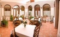Reštaurácia alebo iné gastronomické zariadenie v ubytovaní Hotel Rural El Arriero