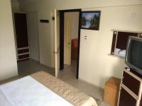 A television and/or entertainment centre at Hamle Hotel