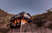 Nespecifikovaný výhled na hory nebo výhled na hory při pohledu z penzionu