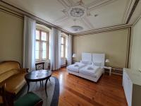 una sala de estar con dos camas y una mesa en Hotel Cranach-Herberge City Centre, en Lutherstadt Wittenberg