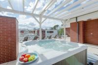 Bazén v ubytování Resort Apartamenty Klifowa Rewal 41 nebo v jeho okolí