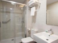 Un baño de Hotel Lux Santiago