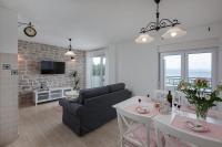 TV a/nebo společenská místnost v ubytování APARTMANI Mirona - Tučepi