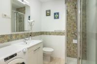 A bathroom at Flatguest Mary Sanchez